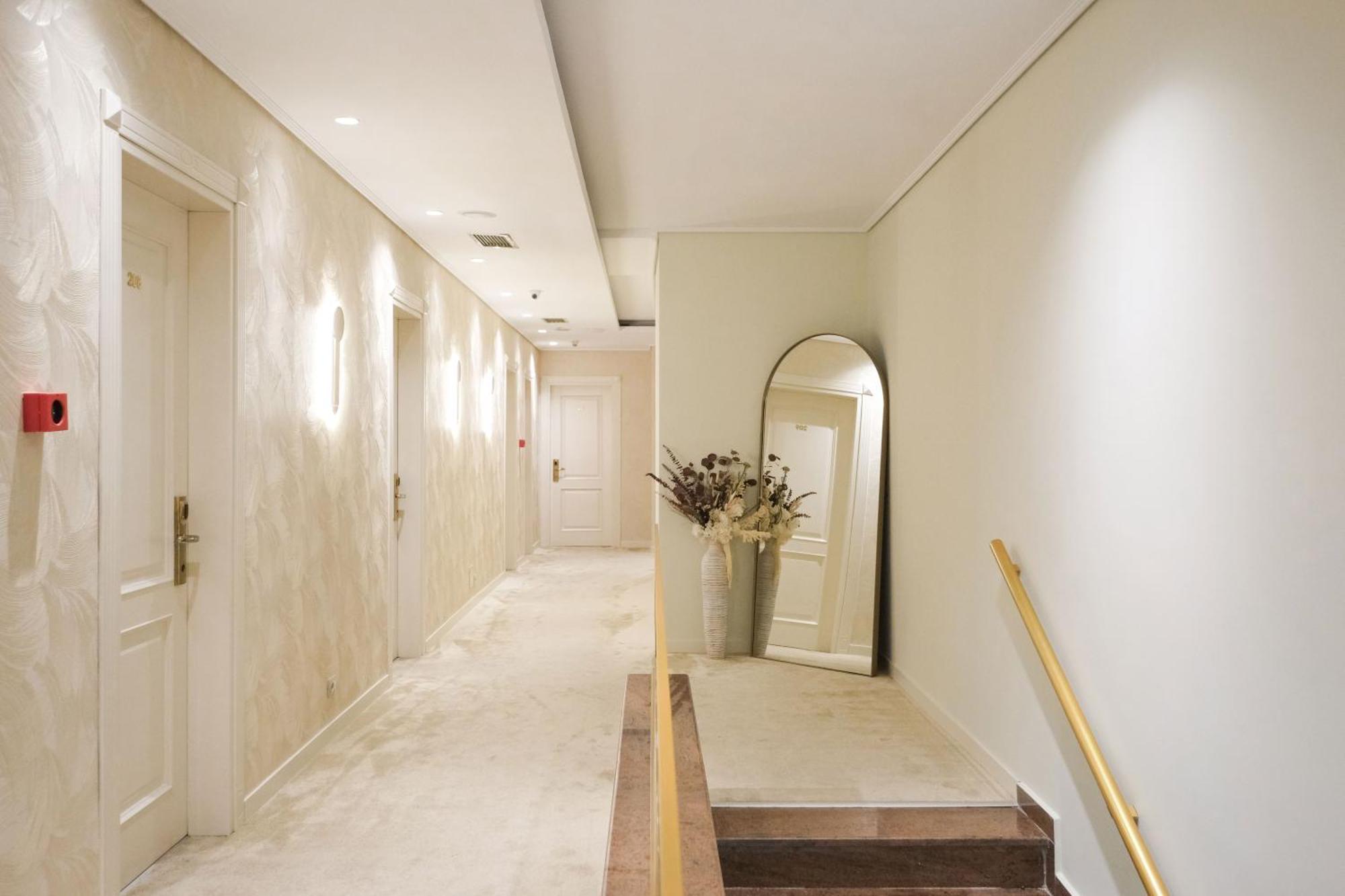 Golden , Hotel