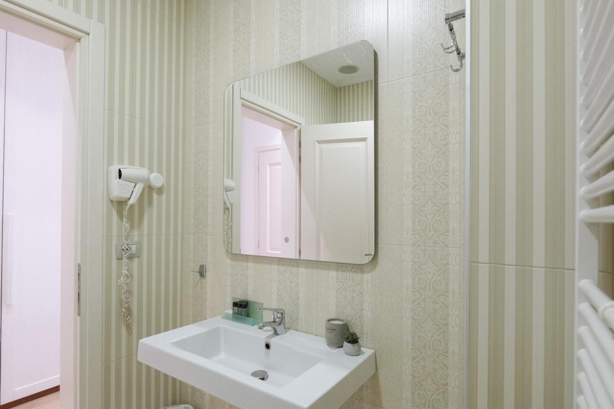 Golden , Hotel 3*