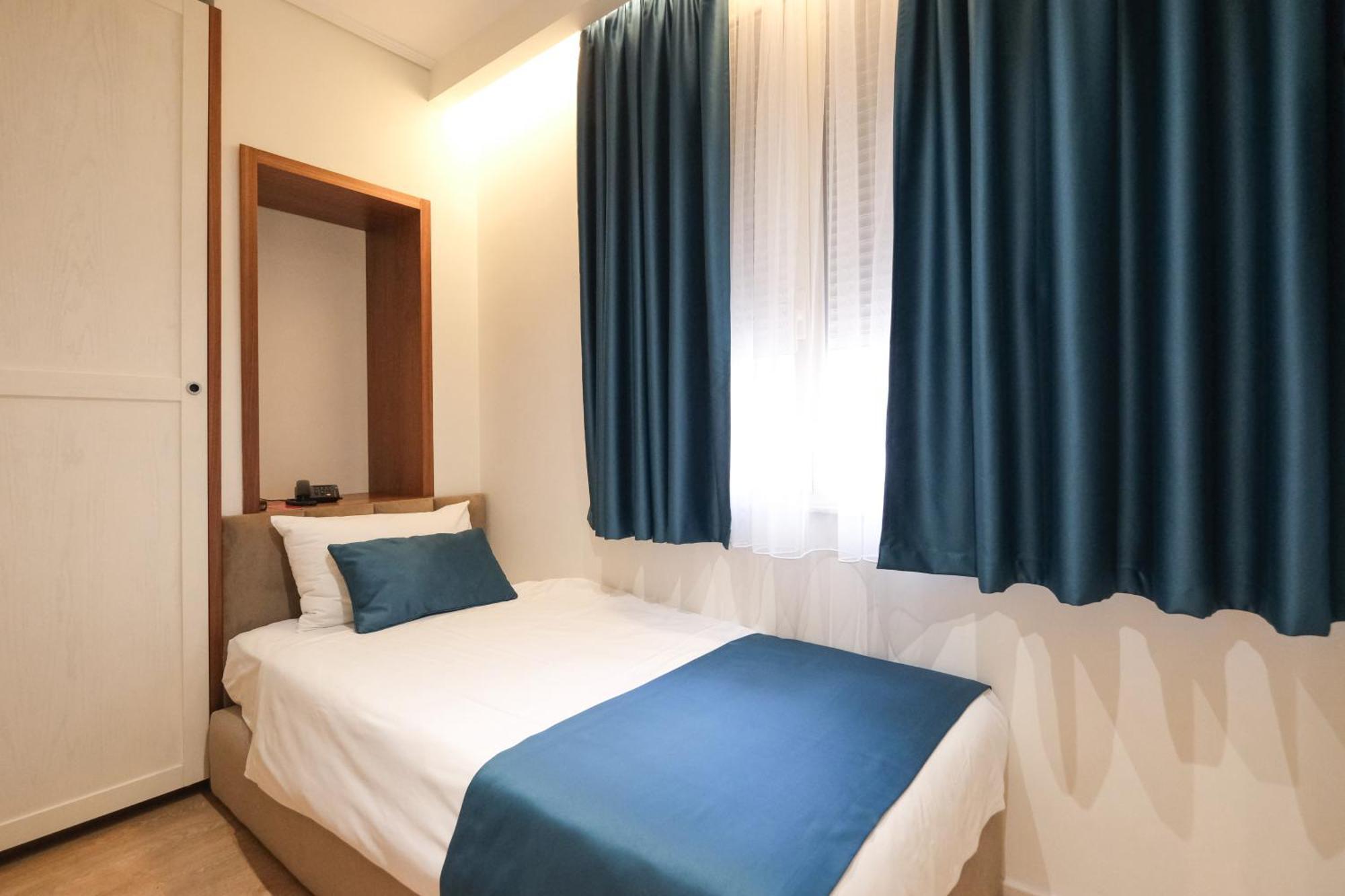 Golden , Hotel 3*